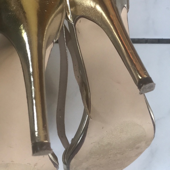 A pair of gold traps Heels - Picture 12 of 16